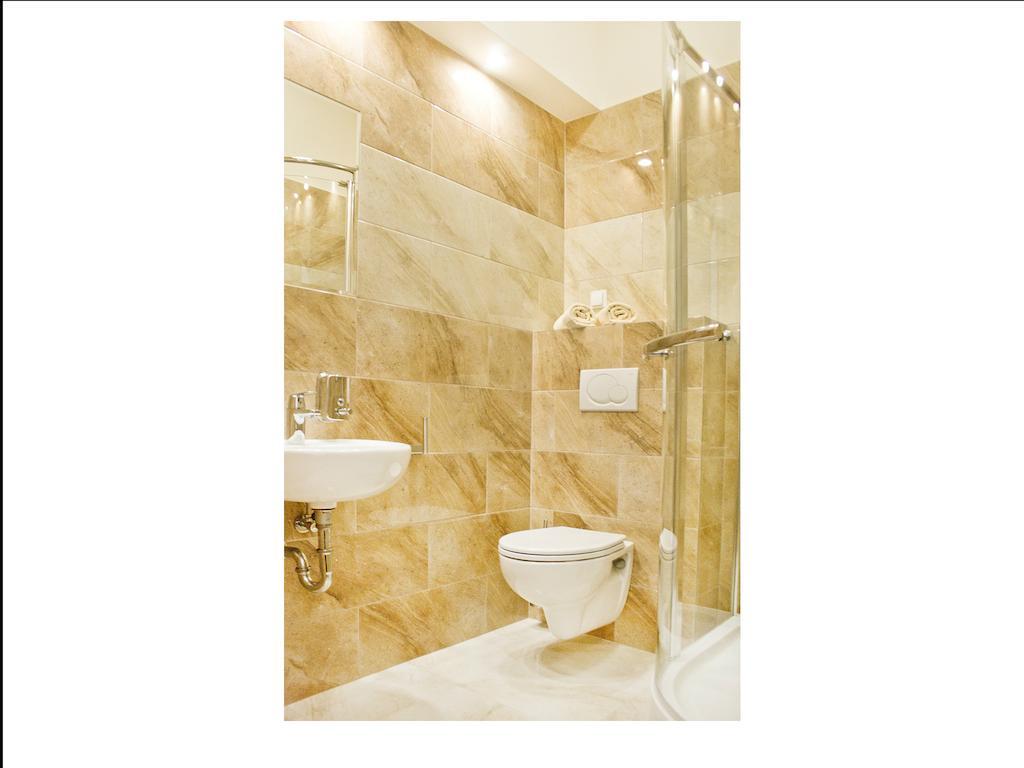 Five Stars Bed&Breakfast Wrocław Buitenkant foto