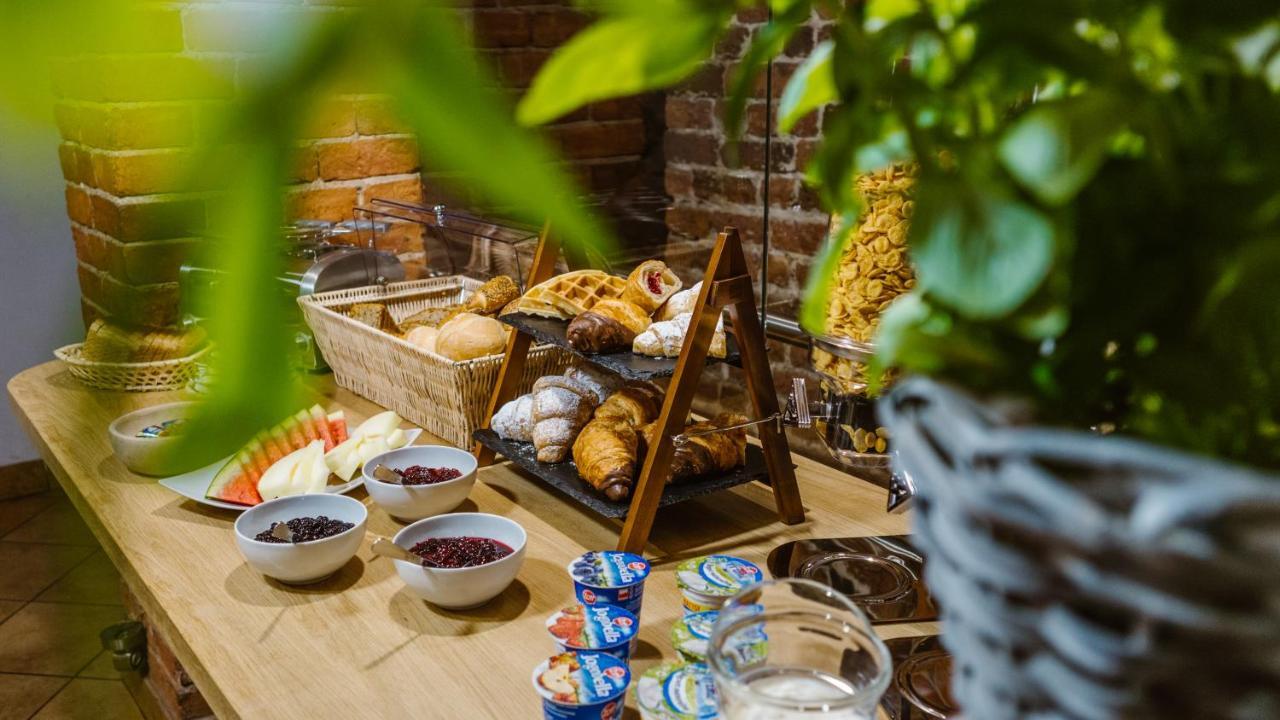Five Stars Bed&Breakfast Wrocław Buitenkant foto